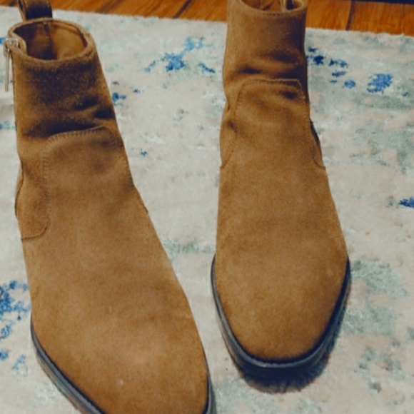 Selling ankle boots - Picture 1 of 3